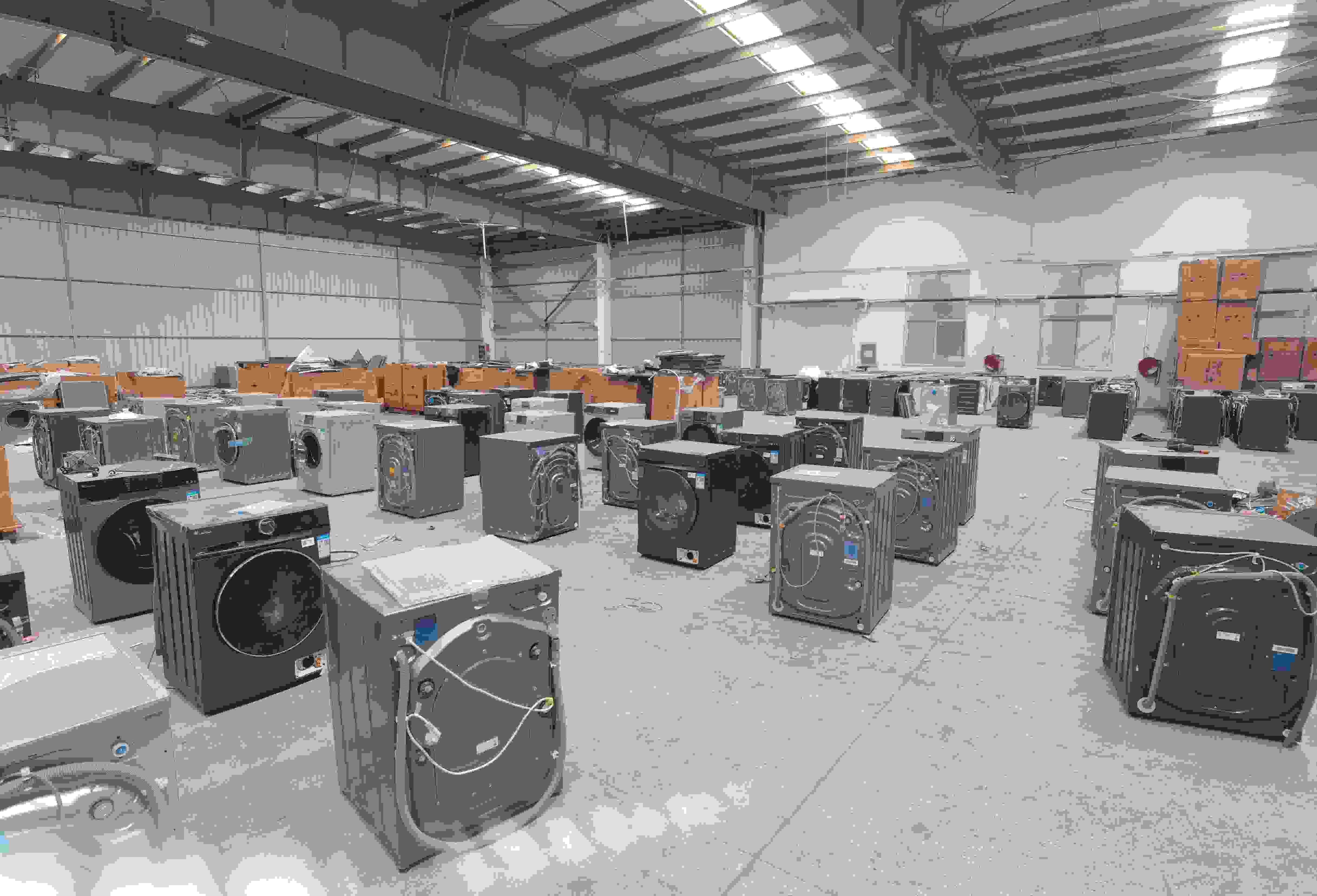 專案組民警查扣涉案場所及假冒知名品牌洗衣機。巨野警方供圖