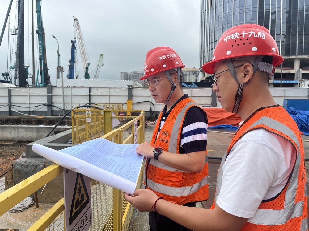 2024年4月26日，深圳市五一勞動獎章獲得者、中鐵十九局軌道公司項目副經(jīng)理夏荔（左）在穗莞深城際鐵路前皇段皇崗口岸站建設(shè)現(xiàn)場忙碌。新華社發(fā)