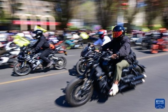 這是4月30日在新疆烏魯木齊市舉行的巡游活動(dòng)上拍攝的摩托機(jī)車方陣。