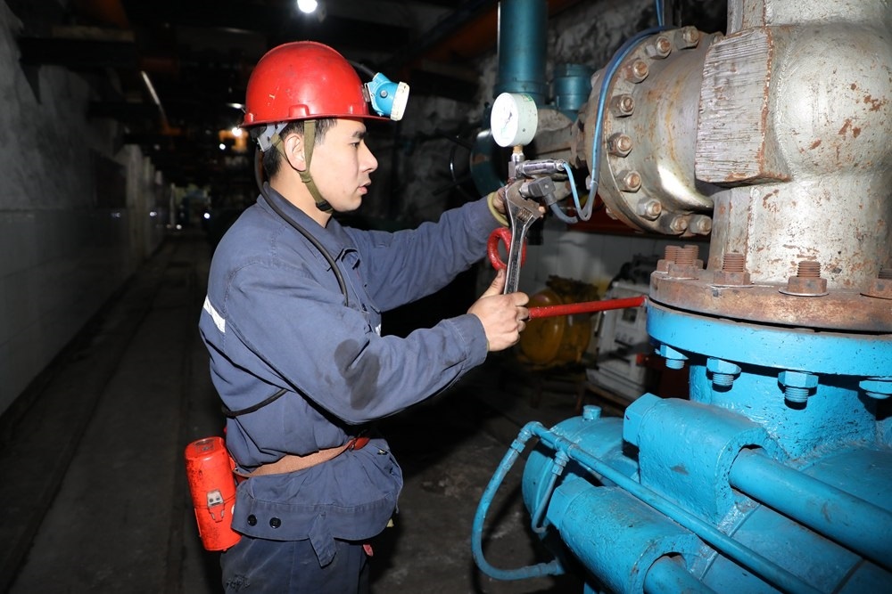 2024年4月30日，冀中能源峰峰集團新屯礦機電區(qū)副區(qū)長顧博在井下泵房檢修水泵。新華社發(fā)