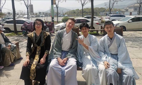 匈牙利學生與襄陽三十六中學生友好交流。