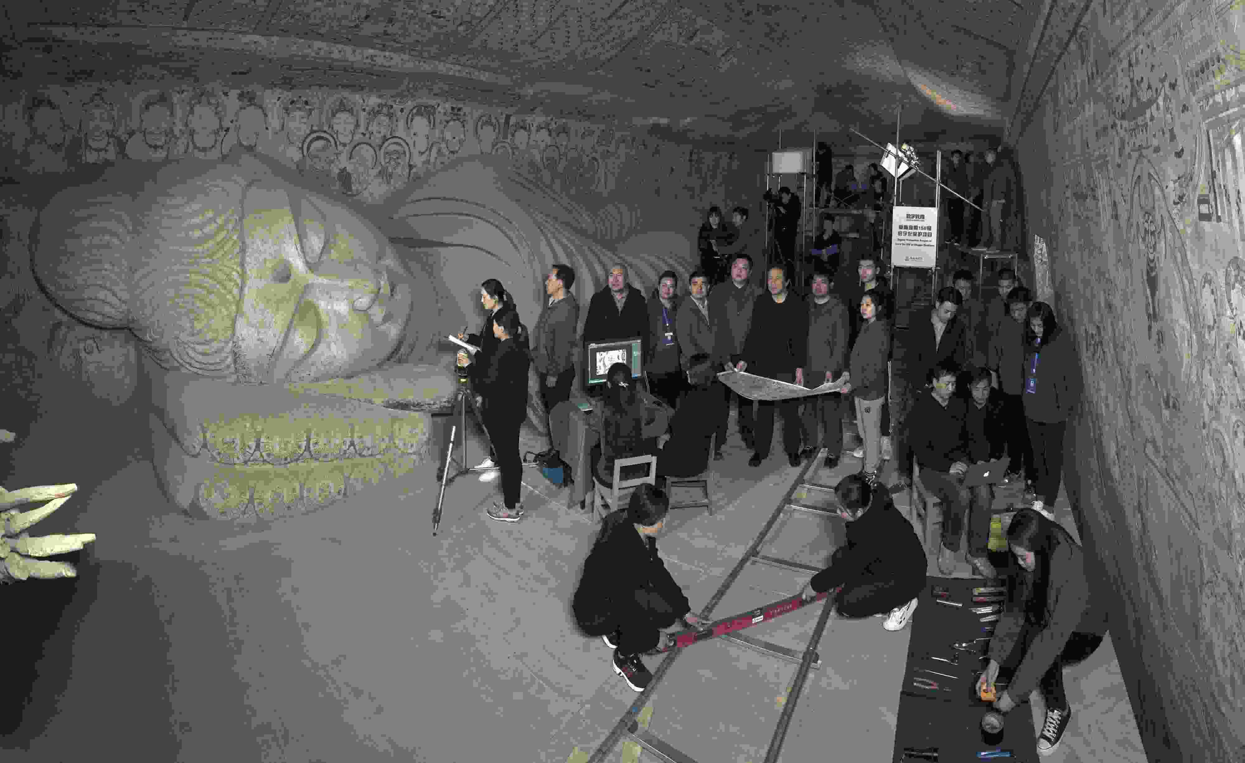 敦煌研究院文物數(shù)字化團(tuán)隊(duì)在莫高窟第158窟工作現(xiàn)場(chǎng)。敦煌研究院供圖