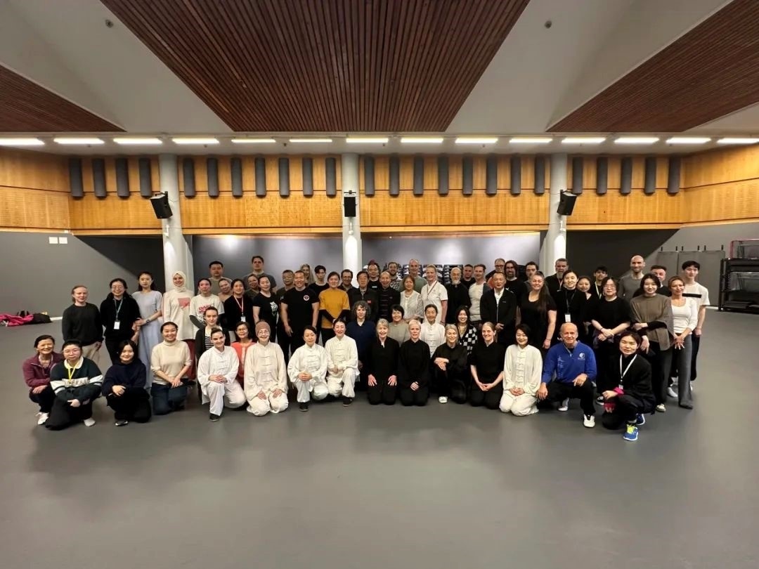 陳正雷老師與培訓(xùn)班全體學(xué)員合影留念。斯德哥爾摩中國文化中心供圖