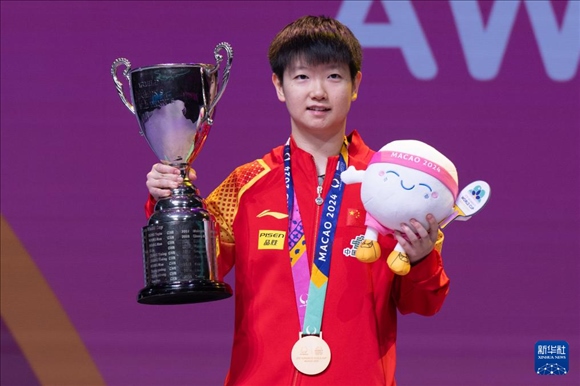 2024年4月21日，在2024年澳門(mén)國(guó)際乒聯(lián)女子世界杯決賽中，孫穎莎奪得冠軍。圖為孫穎莎在頒獎(jiǎng)臺(tái)上。新華社記者 張金加 攝