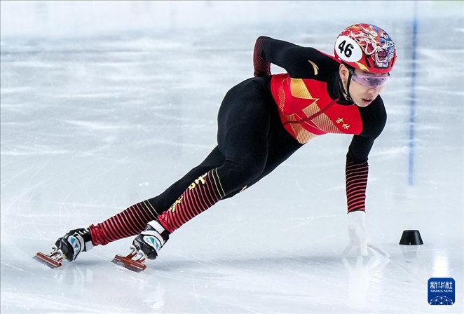2024年2月18日，第十四屆全國(guó)冬季運(yùn)動(dòng)會(huì)短道速滑（公開(kāi)組）男子1000米決賽，孫龍奪得冠軍，圖為吉林隊(duì)選手孫龍?jiān)诒荣愔?。新華社記者 李博 攝