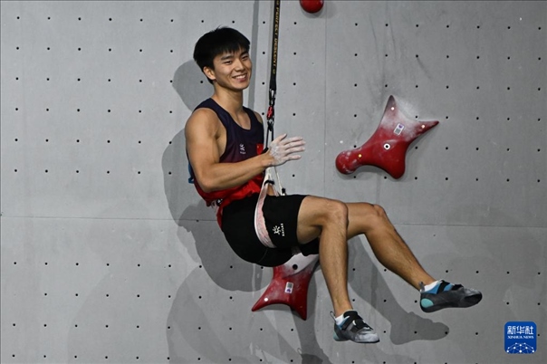 2024年4月13日，在江蘇吳江舉行的2024年國(guó)際攀聯(lián)攀巖世界杯（吳江站）男子速度決賽中，中國(guó)選手伍鵬獲得冠軍。圖為中國(guó)選手伍鵬在決賽后慶祝。新華社發(fā)（王須中攝）