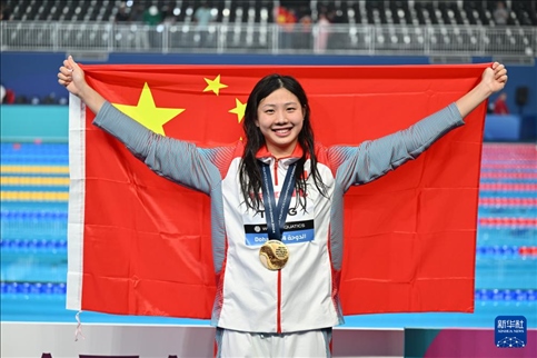 2024年2月13日，2024年世界游泳錦標(biāo)賽游泳項(xiàng)目女子100米蛙泳決賽在卡塔爾多哈舉行。圖為冠軍中國(guó)選手唐錢(qián)婷在頒獎(jiǎng)儀式后慶祝。新華社記者 薛宇舸 攝