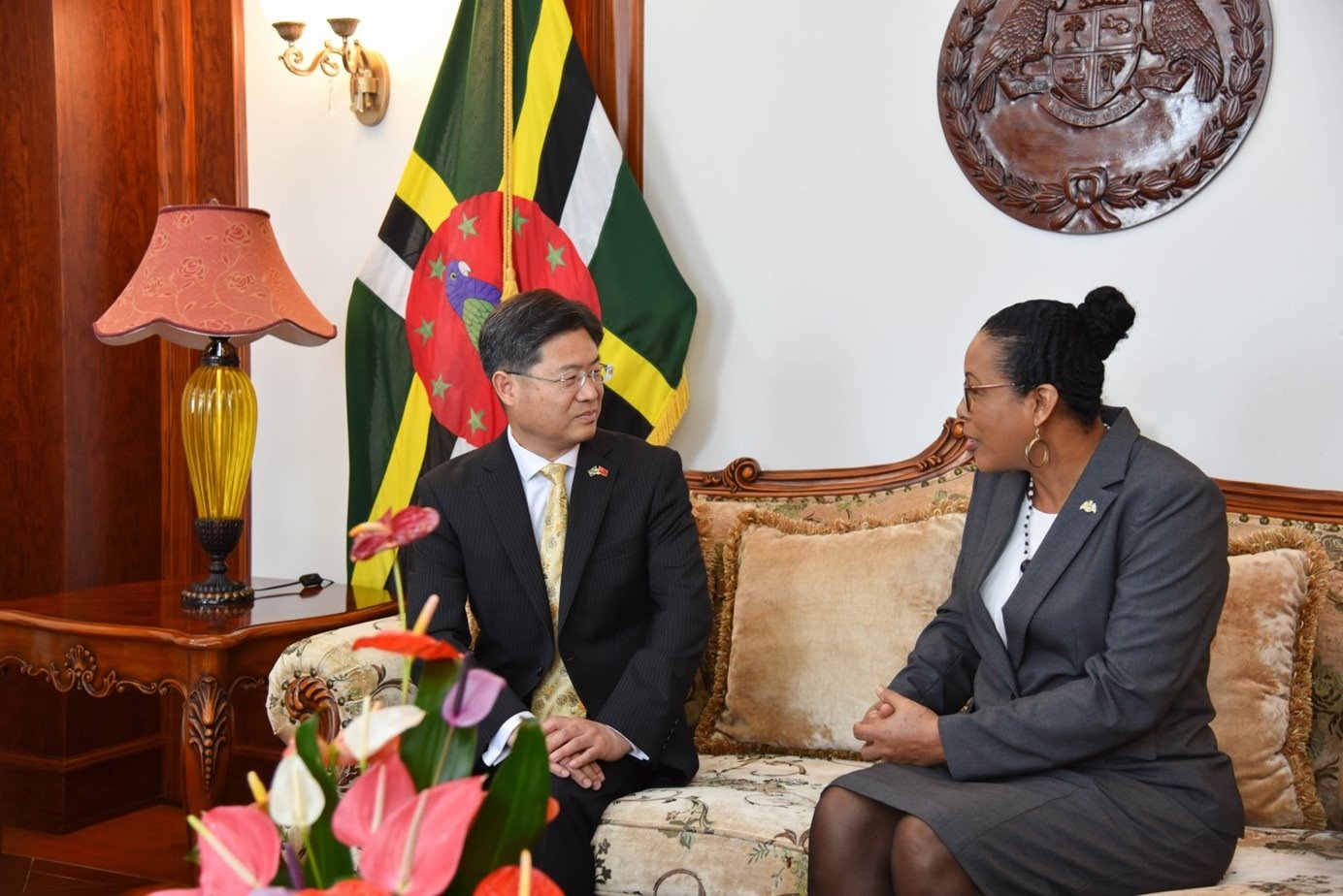 當(dāng)?shù)貢r間5月3日，中國新任駐多米尼克大使儲茂明（左）向多總統(tǒng)伯頓遞交國書。 中國駐多米尼克大使館供圖