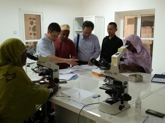 廣州中醫(yī)藥大學(xué)青蒿抗瘧援外醫(yī)療隊(duì)考察科摩羅國家瘧疾防治中心實(shí)驗(yàn)室。