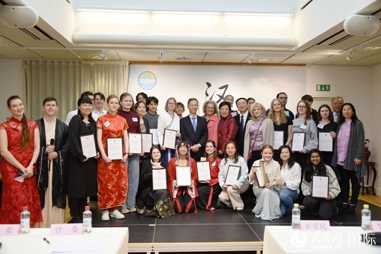 中國(guó)駐瑞典大使崔愛民、使館負(fù)責(zé)教育事務(wù)的黃立瓊參贊、預(yù)選賽評(píng)委老師和指導(dǎo)老師，以及所有獲獎(jiǎng)選手合影留念。人民網(wǎng)記者 殷淼攝