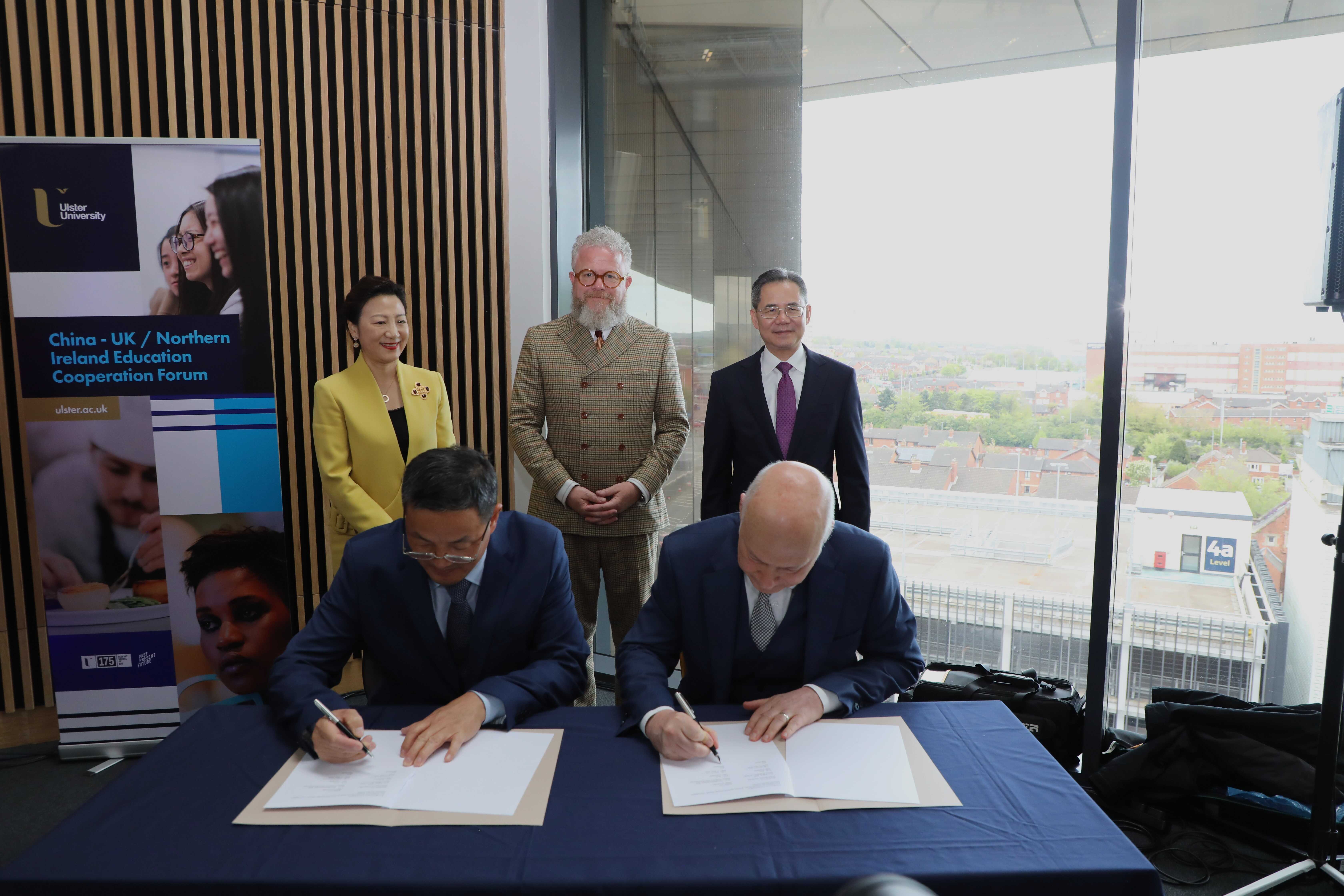 湖北師范大學(xué)同奧斯特大學(xué)簽署共建教育語言文化交流中心的協(xié)議現(xiàn)場。中國駐英國大使館供圖