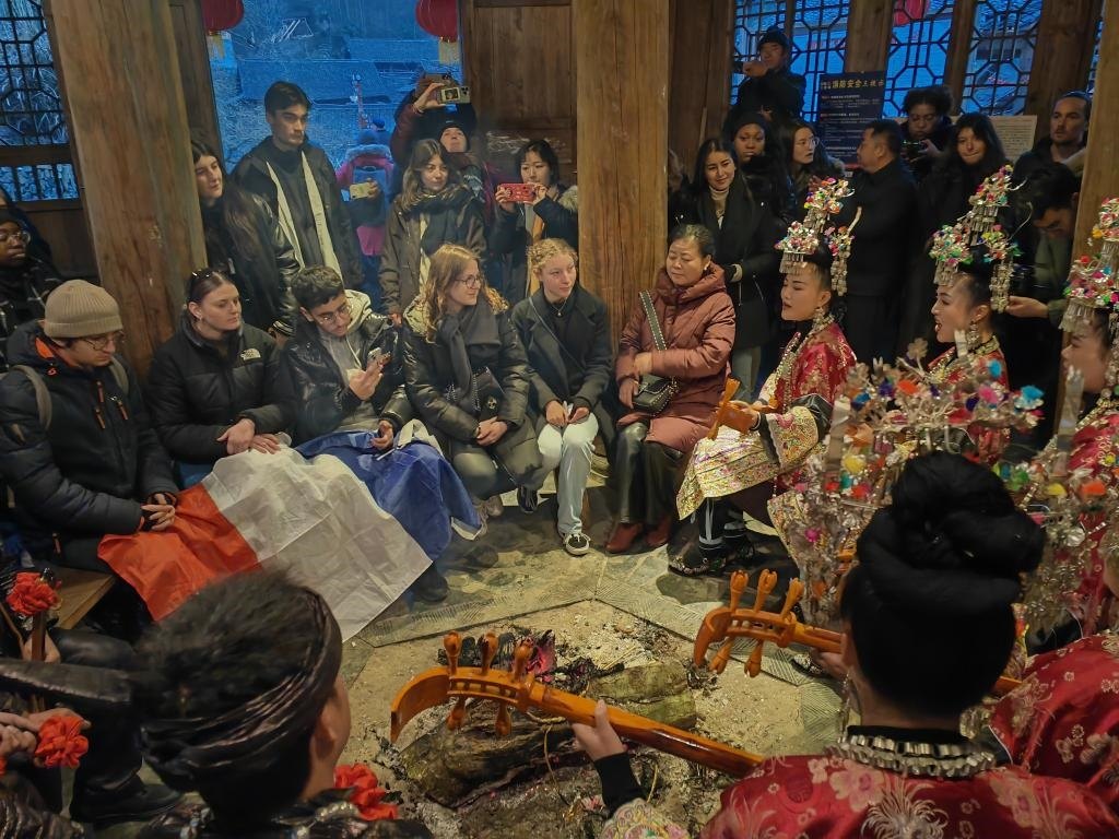 法國青年在榕江體驗(yàn)民俗文化。新華社記者 羅羽 攝