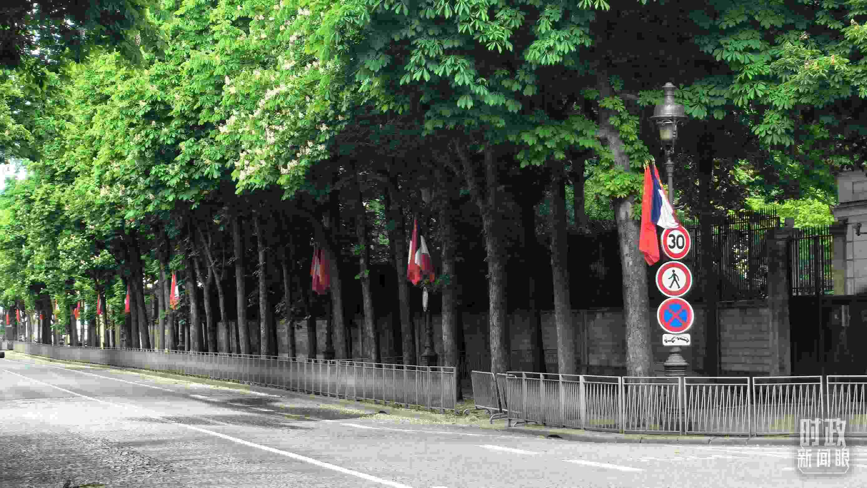 △巴黎道路兩側(cè)懸掛中法兩國(guó)國(guó)旗。（總臺(tái)央視記者鄂介甫拍攝）