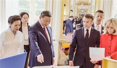 △當(dāng)?shù)貢r(shí)間5月6日下午，在中法領(lǐng)導(dǎo)人會(huì)談前，習(xí)近平主席向馬克龍總統(tǒng)贈(zèng)送中國(guó)翻譯的法國(guó)小說(shuō)。