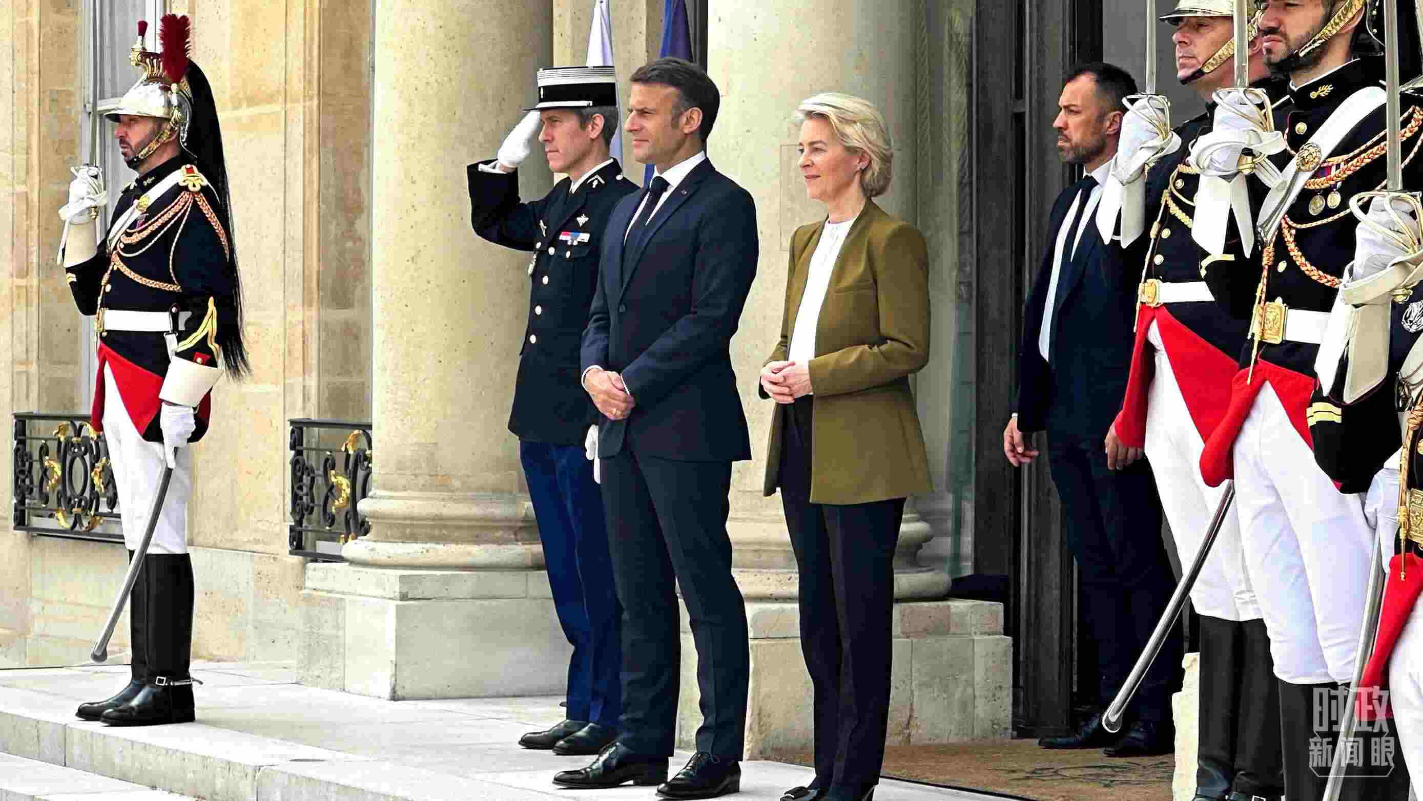 △中法歐領(lǐng)導(dǎo)人三方會(huì)晤后，馬克龍總統(tǒng)和馮德萊恩主席將習(xí)主席送至上車(chē)處。（總臺(tái)央視記者關(guān)舟拍攝）