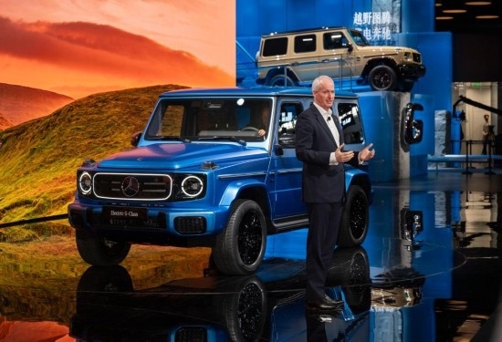 4月25日，在北京中國(guó)國(guó)際展覽中心順義館舉行的2024北京車(chē)展上，梅賽德斯—奔馳集團(tuán)股份公司董事會(huì)成員唐仕凱介紹梅賽德斯—奔馳純電G級(jí)越野車(chē)。新華社記者 才揚(yáng) 攝