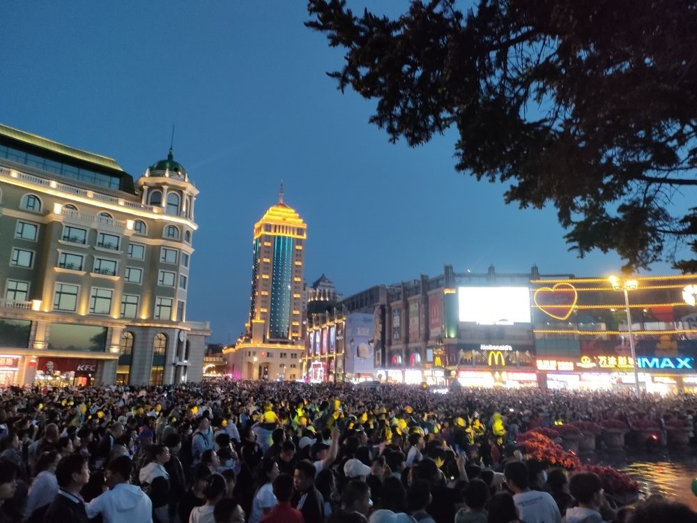 “五一”假期，哈爾濱松花江畔游人如織（2024年5月2日攝）。新華社記者 朱悅 攝