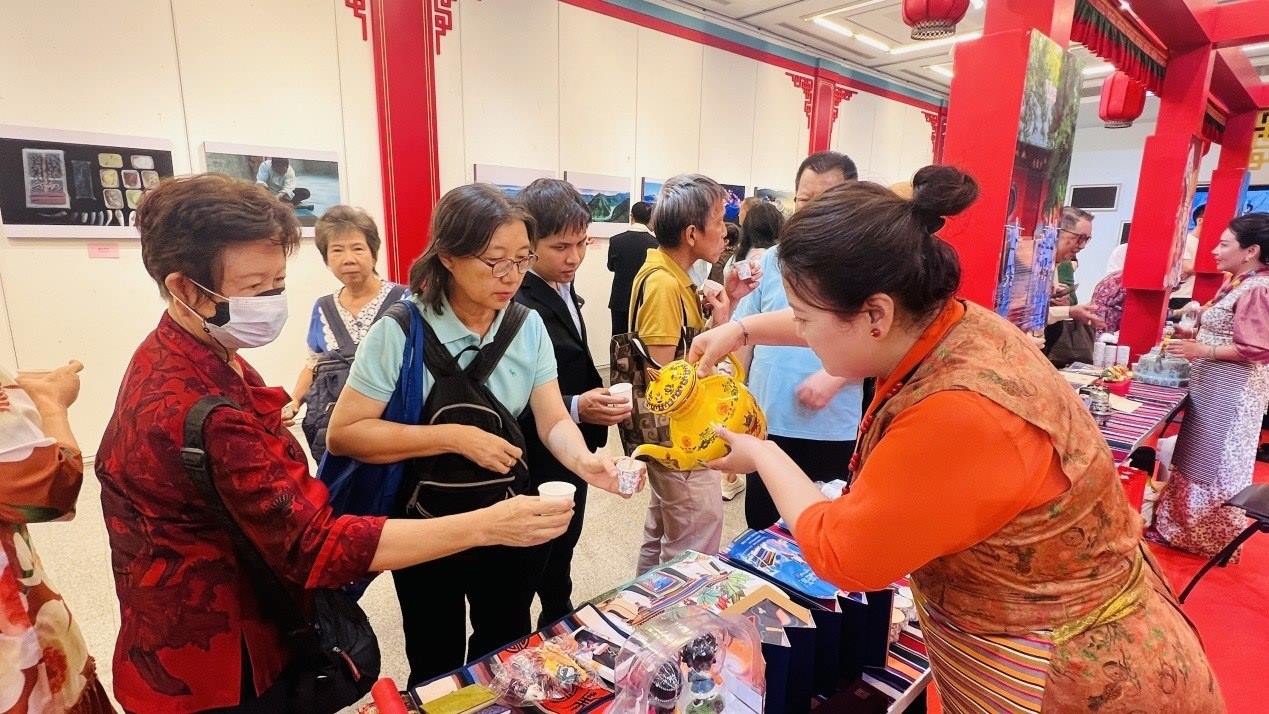 觀眾爭相體驗(yàn)酥油茶。曼谷中國文化中心供圖