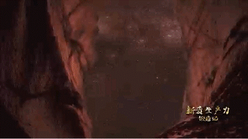 要甄別并發(fā)現(xiàn)暗物質(zhì)粒子，如同在一場人聲鼎沸的足球比賽現(xiàn)場聽見一根鋼針跌落的聲音。