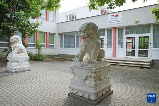 這是5月3日在匈牙利布達佩斯拍攝的匈中雙語學(xué)校校門。新華社記者 趙丁喆 攝