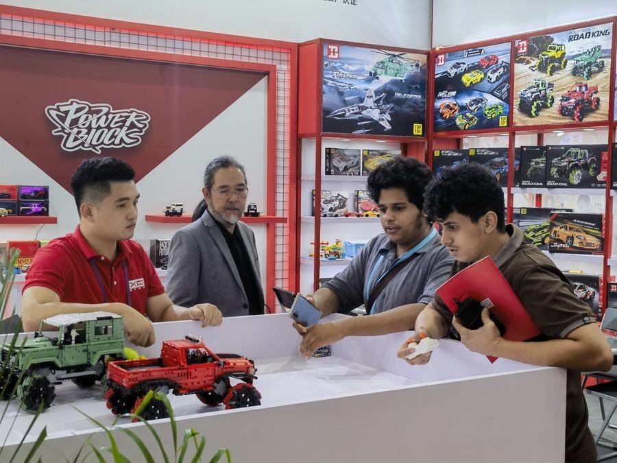 在第135屆廣交會(huì)第三期現(xiàn)場(chǎng)，采購(gòu)商在廣東信宇科技股份有限公司展位選購(gòu)、體驗(yàn)積木遙控車產(chǎn)品（5月2日攝）。新華社記者 洪澤華 攝