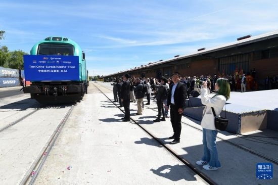 5月8日，在西班牙馬德里，嘉賓們參加中歐班列（義烏—馬德里）開行十周年紀念號班列發(fā)車儀式。新華社發(fā)（古斯塔沃·巴連特攝）