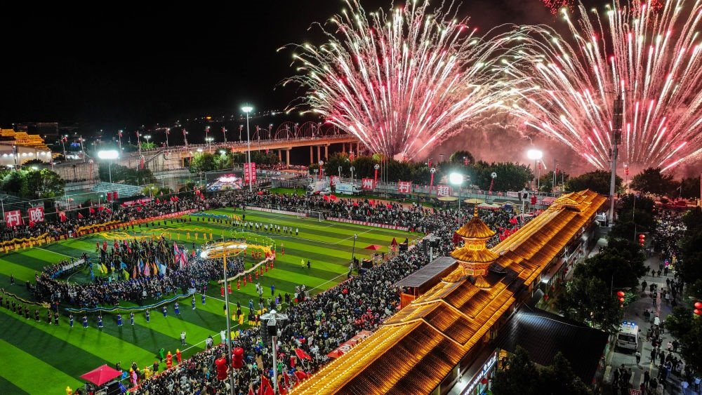 在貴州省榕江縣舉行的2024全國“村晚”示范展示活動暨貴州“村超村晚”活動中，音樂煙花秀精彩上演（2024年2月3日攝，無人機照片）。新華社記者 劉續(xù) 攝