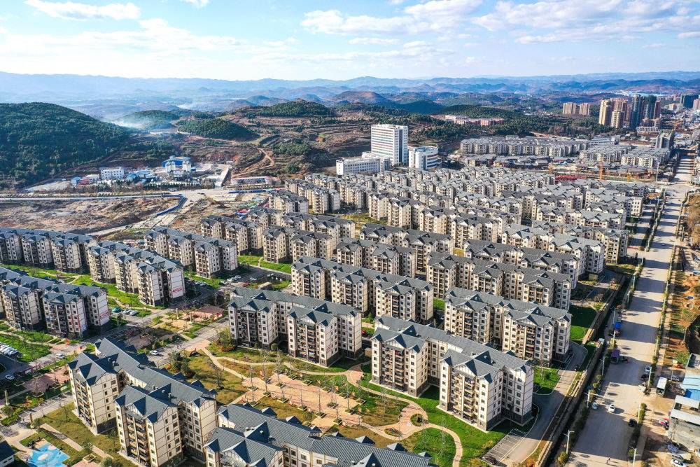 貴州省威寧縣五里崗街道朝陽新城易地扶貧搬遷安置小區(qū)（2021年11月28日攝，無人機照片）。新華社記者 楊文斌 攝