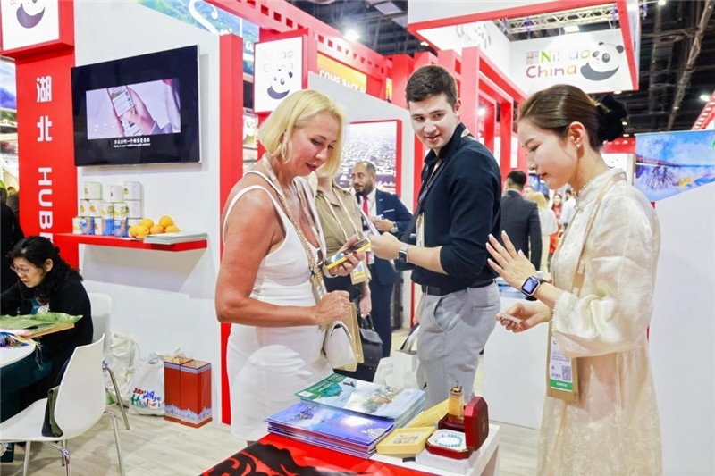 觀眾在參觀中國展臺。錢文康攝