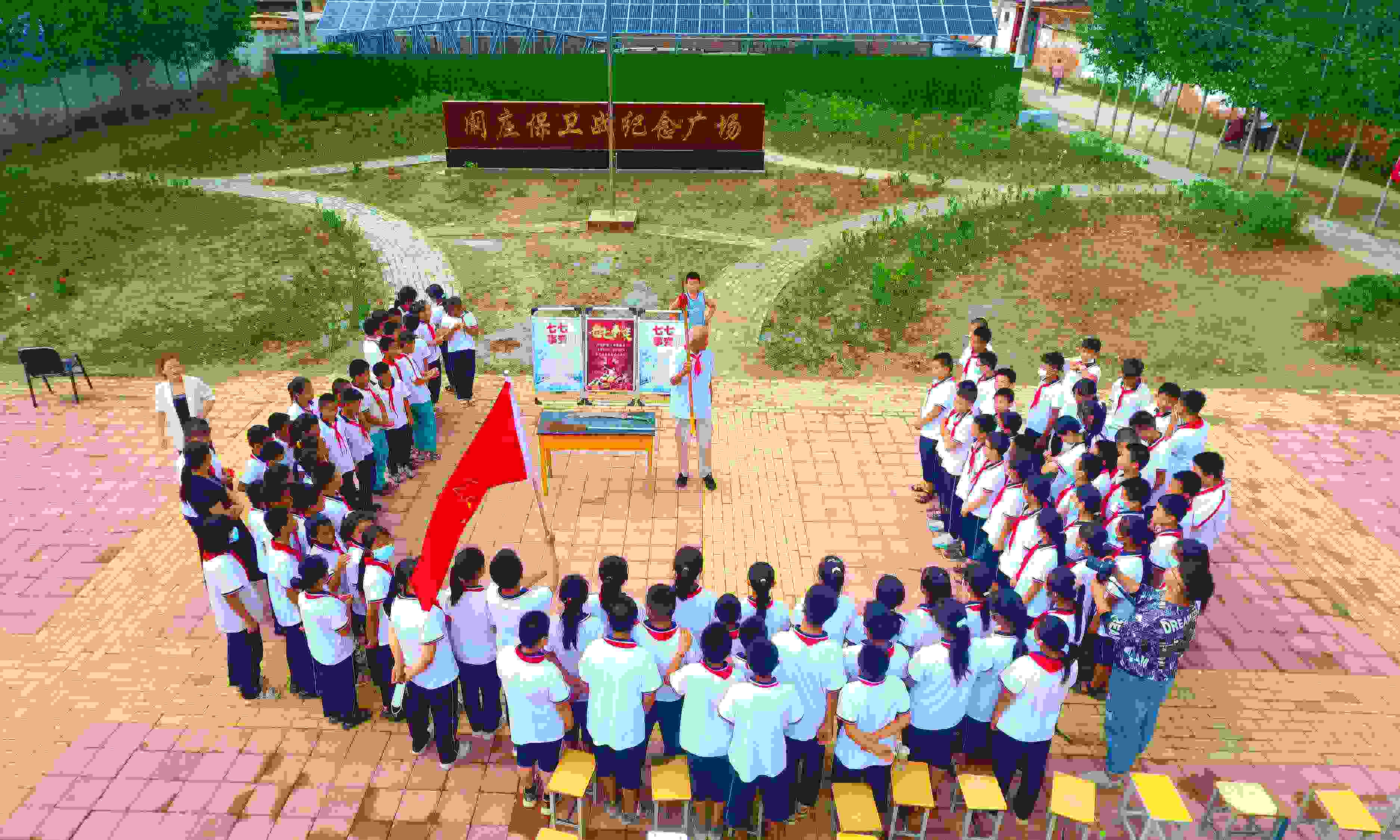 2022年7月6日，山東省聊城市，在茌平區(qū)菜屯鎮(zhèn)闞莊村的闞莊保衛(wèi)戰(zhàn)紀(jì)念廣場，闞莊保衛(wèi)戰(zhàn)親歷者王光木老人為小學(xué)生們講述抗戰(zhàn)故事，展示大刀、長矛。