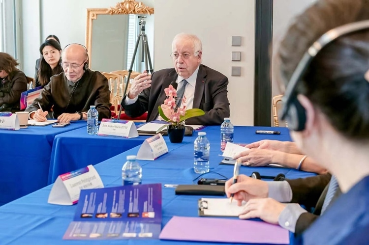 法蘭西科學院副院長、巴黎地理學會主席讓-羅伯特·馬里·皮特先生發(fā)言（圖片：中國傳媒大學