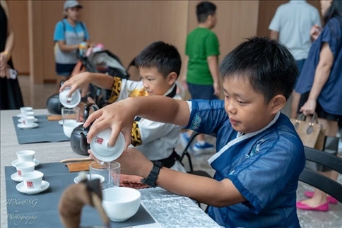 新加坡孩子們在活動現(xiàn)場體驗學(xué)習(xí)茶藝。新加坡中國文化中心供圖