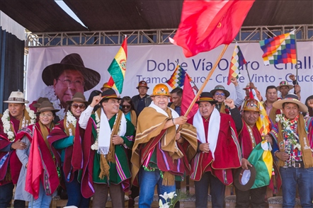 奧魯羅公路項目開工儀式現(xiàn)場，?？偨y(tǒng)路易斯·阿爾塞宣布項目開工。中國中鐵供圖