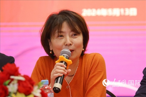 陜西省歸國(guó)華僑聯(lián)合會(huì)黨組成員、副主席兼秘書長(zhǎng)尚小紅在座談會(huì)上致辭。人民網(wǎng)記者 陳海琪攝