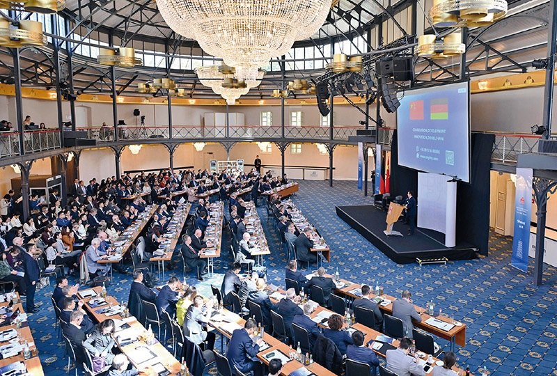 2024“投資中國(guó)”系列活動(dòng)德國(guó)專場(chǎng)4月5日在巴登—符滕堡州首府斯圖加特市舉行，活動(dòng)吸引德國(guó)工商界代表超300人參加。圖為當(dāng)日拍攝的活動(dòng)現(xiàn)場(chǎng)。 新華社記者 任鵬飛/攝