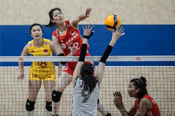 李盈瑩(上)扣球。圖片來源：國際排聯(lián)