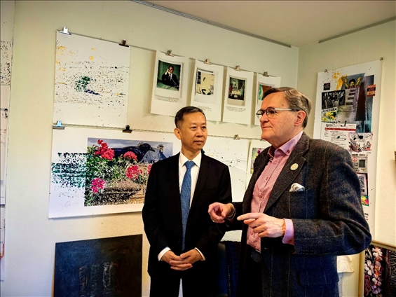 中國(guó)駐瑞典大使崔愛民和瑞典跨國(guó)和平與未來研究基金會(huì)主席約貝里。 中國(guó)駐瑞典大使館供圖