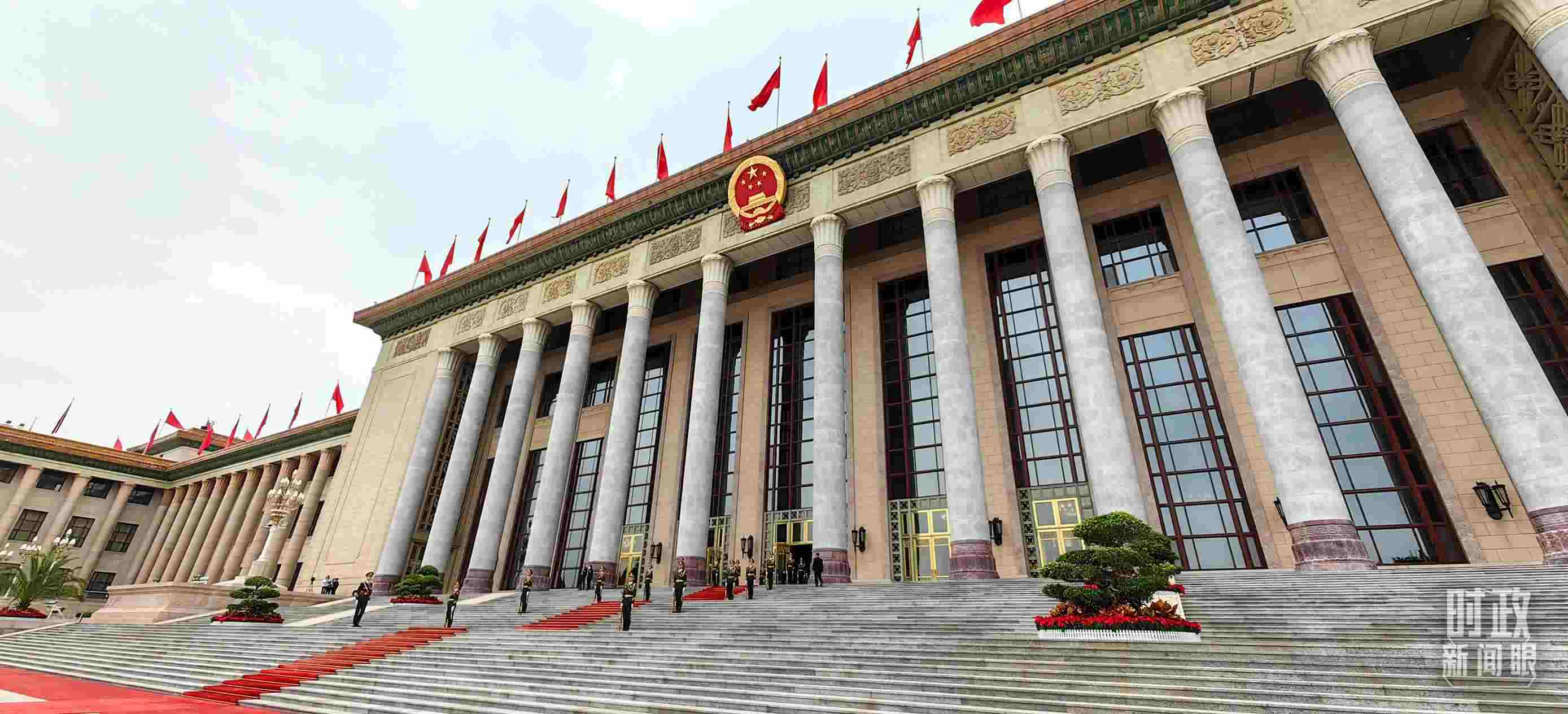 △人民大會(huì)堂東門外廣場(chǎng)。（總臺(tái)央視記者段德文拍攝）