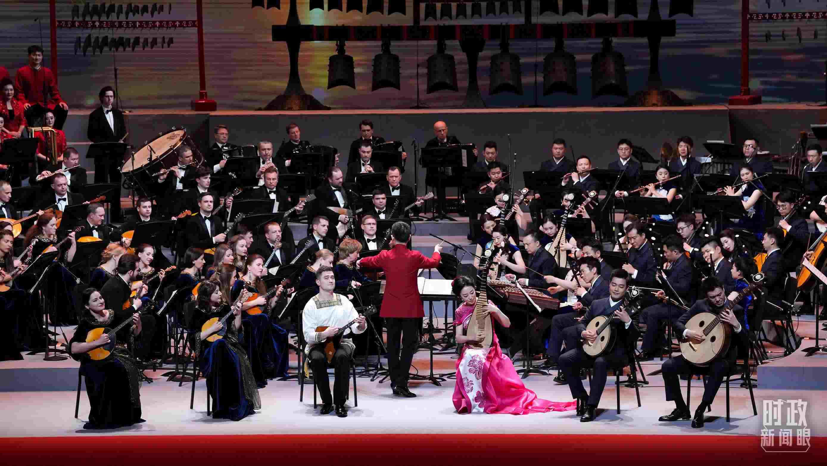 △前來參加音樂會(huì)的中俄藝術(shù)家匯聚一堂。（總臺(tái)央視記者李增仁、國廣記者李晉拍攝）