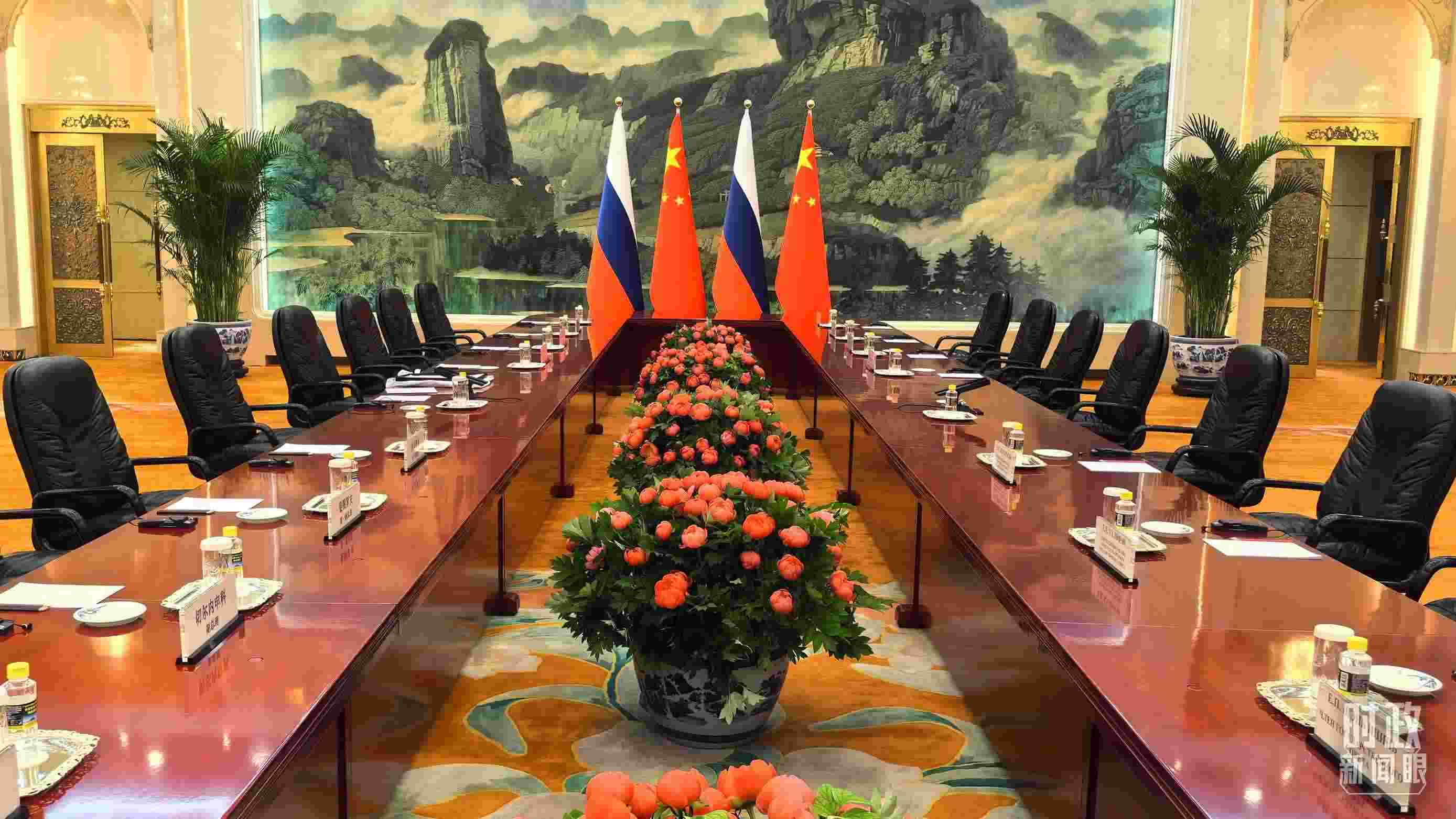 △中俄兩國元首首先舉行小范圍會(huì)談，這是會(huì)談開始前的現(xiàn)場(chǎng)。（總臺(tái)央視記者鄂介甫拍攝）