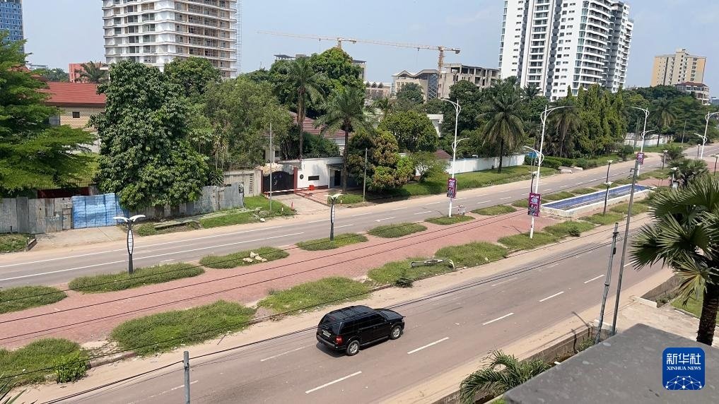 這是5月19日在剛果(金)首都金沙薩拍攝的街景(手機(jī)照片)。新華社發(fā)