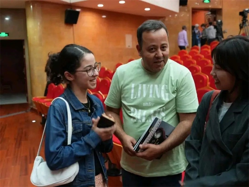 阿爾及利亞市民拉納·艾薩尼和她父親現(xiàn)場聆聽中阿交響樂演出 。蘇州交響樂團供圖