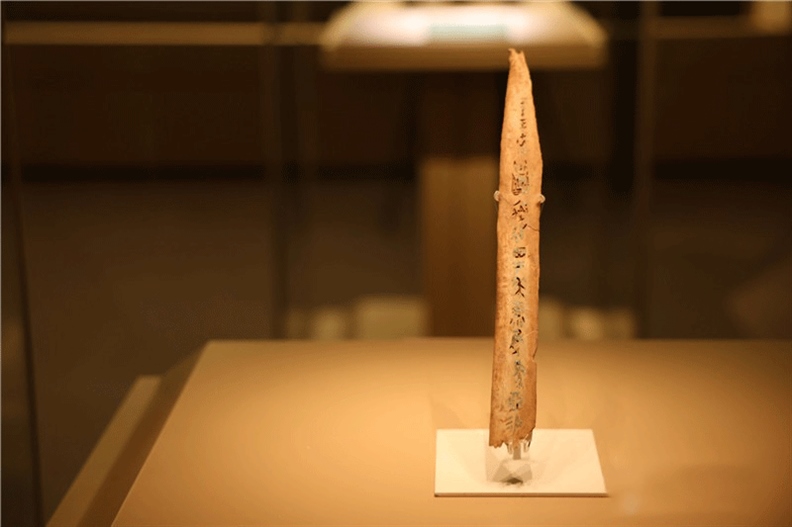 △殷墟博物館新館中展有我國(guó)博物館現(xiàn)存唯一一件文字鑲嵌綠松石甲骨。