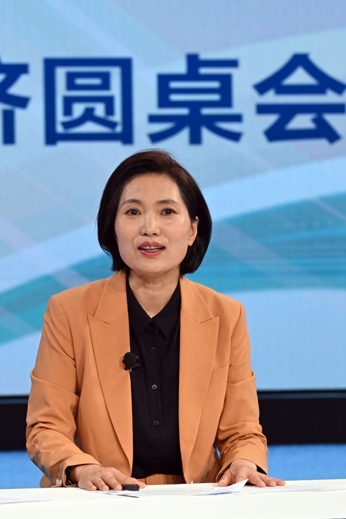 中國宏觀經濟研究院對外經濟研究所研究員曲鳳杰在“中國經濟圓桌會”錄制現場交流發(fā)言。新華社記者 金良快 攝