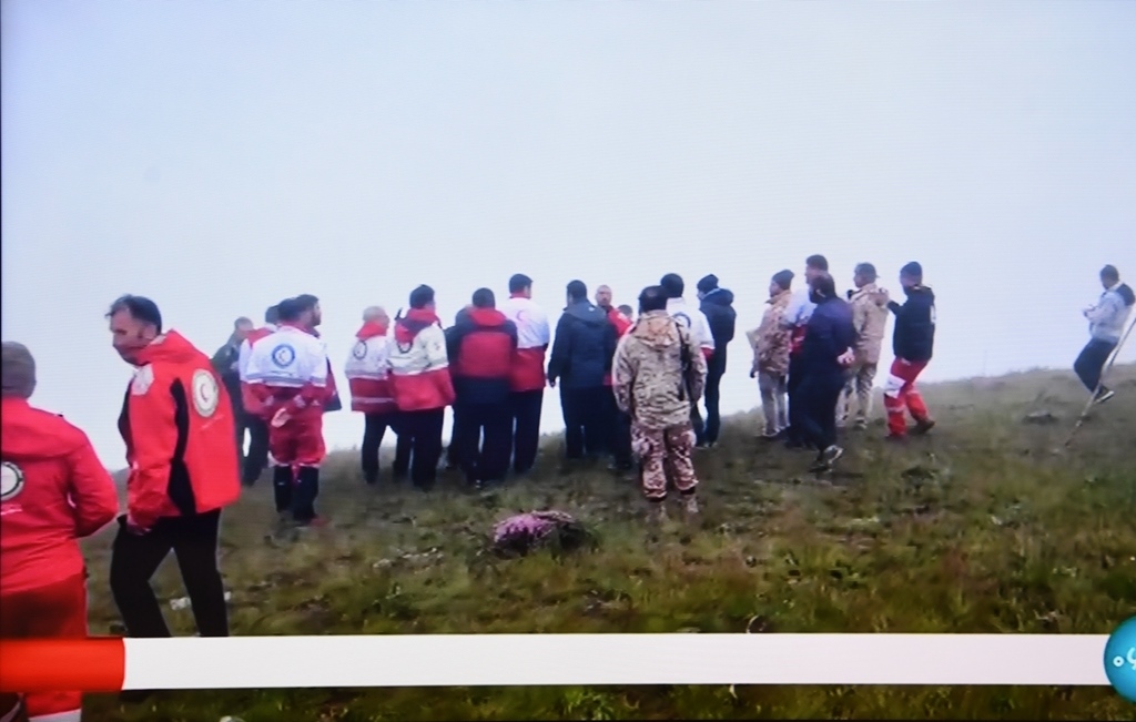 據(jù)伊朗邁赫爾通訊社5月20日?qǐng)?bào)道，伊朗總統(tǒng)萊希在直升機(jī)事故中遇難。這是5月20日拍攝的伊朗國(guó)家電視臺(tái)播放的救援人員抵達(dá)事故現(xiàn)場(chǎng)的畫(huà)面。 新華社記者 沙達(dá)提 攝