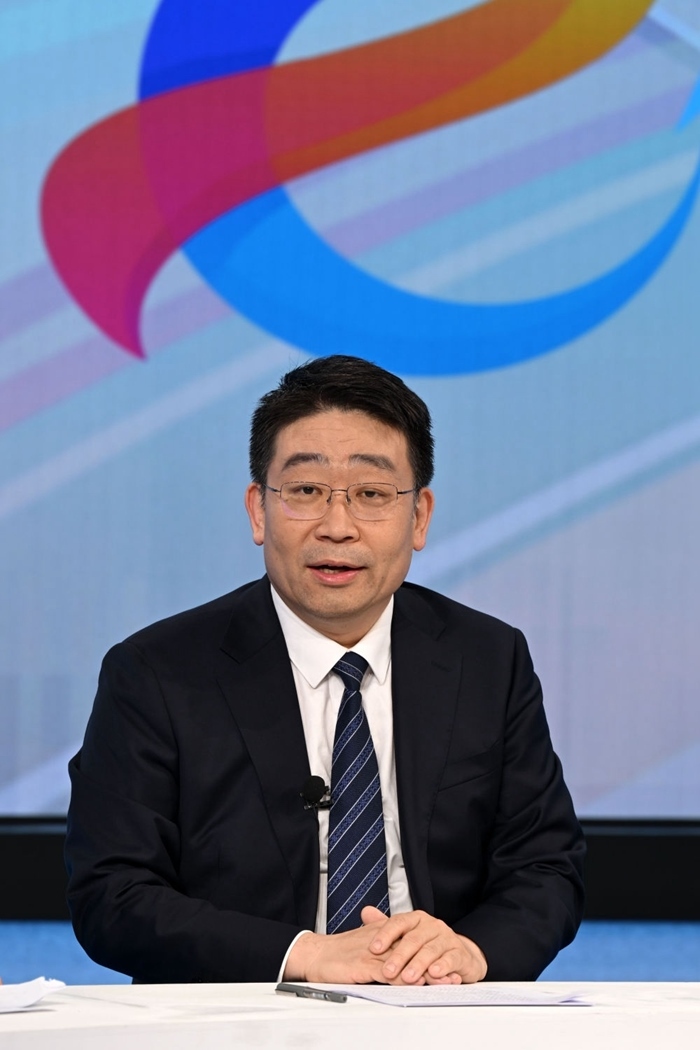 國家發(fā)展改革委產業(yè)司副司長霍福鵬在“中國經濟圓桌會”錄制現場交流發(fā)言。新華社記者 金良快 攝