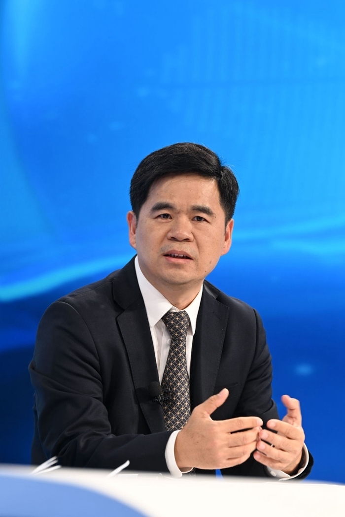 工業(yè)和信息化部運行監(jiān)測協調局副局長何海林在“中國經濟圓桌會”錄制現場交流發(fā)言。新華社記者 金良快 攝