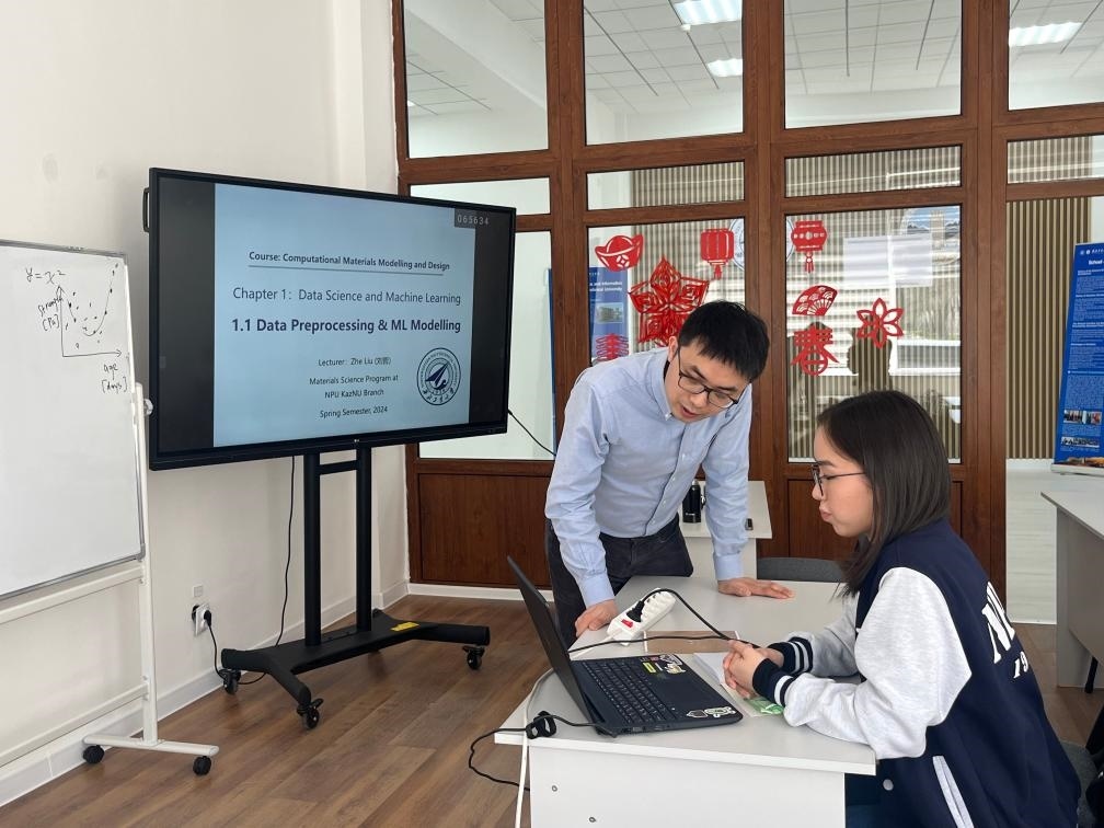 2024年4月，西北工業(yè)大學材料學院劉哲教授在西北工業(yè)大學哈薩克斯坦分校授課。（西北工業(yè)大學供圖）