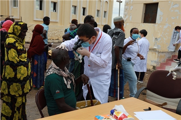 在義診現(xiàn)場，中國醫(yī)生與當?shù)鼐用窈嫌傲裟?，吉布提鹽業(yè)投資公司供圖