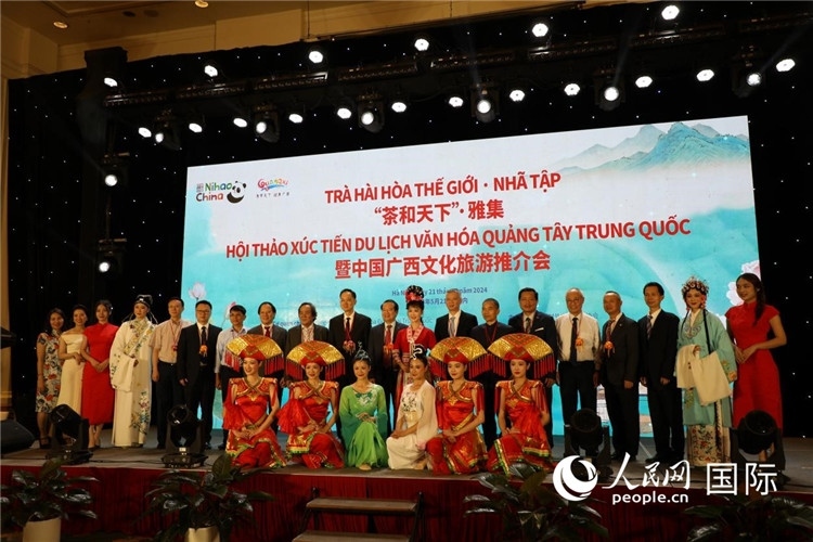 中越兩國嘉賓合影留念。人民網(wǎng)記者楊曄攝